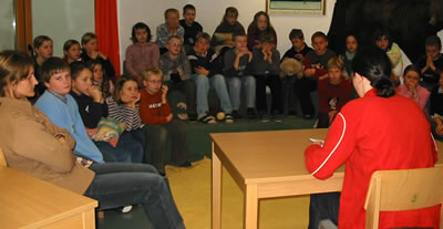 Margit Kröll mit Schülern aus der Hauptschule Alpbach