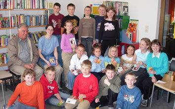 Margit Kröll mit Büchereileiter und Schüler von der Volksschule Bruck