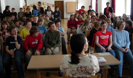 Margit Kröll mit Schülern von der Hauptschue Rattenberg