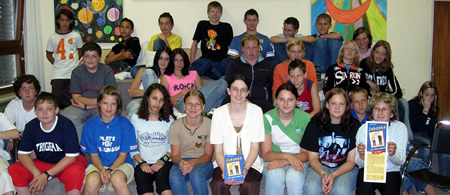 Margit Kröll mit Schülern aus der HS II Jenbach (3. Klasse)