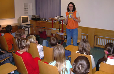 Margit Kröll mit Schüler der Volksschule Radfeld