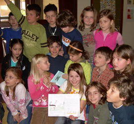 Margit Kröll bei der Lesung in der Volksschule Johannes-Messner 1 in Schwaz