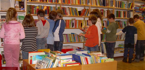 Schüler der Volksschule Strass in  der Gemeindebücherei