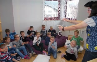 Lesung, Zaubershow und Ballon modellieren - Margit Kröll - Volksschule Karrösten