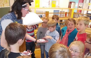 Lesung, Zaubershow und Ballon modellieren - Margit Kröll - Volksschule Karrösten