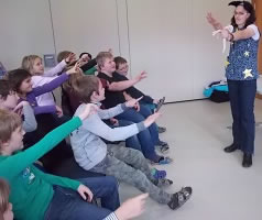 Lesung und Zaubershow von Margit Kröll - Volksschule Angerberg
