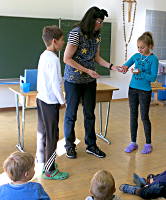 Lesung, Zaubershow und Ballon modellieren mit Margit Kröll in der Volksschule Steinberg am Rofan