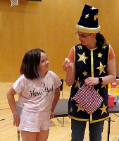 Lesung, Zaubershow und Ballon modellieren - Margit Kröll - Volksschule Hatting