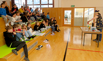 Mittelschule Sölden - Lesung und Zaubershow von Margit Kröll - 1a+1b
