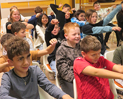 Mittelschule Hippach - Zaubershow von Margit Kröll
